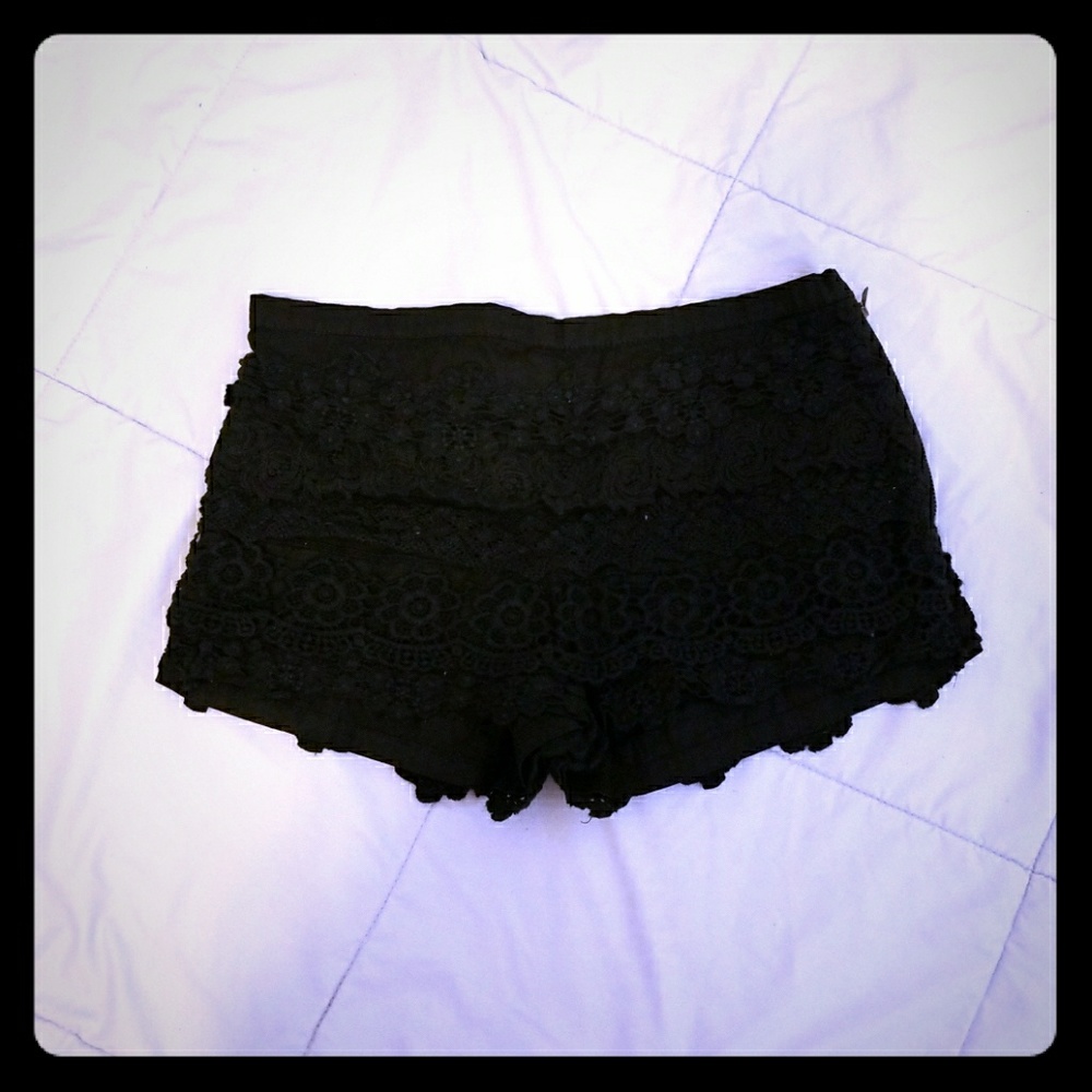 Monteau Lace Shorts